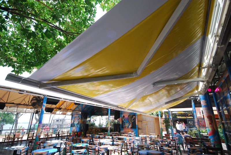 commercial-retractable-awning-for-restaurant-arquati-by-miami-awning-1